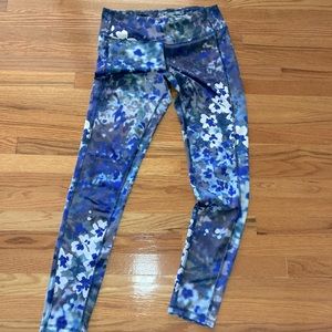 FLORAL WORKOUT LEGGINGS SIZE MEDIUM